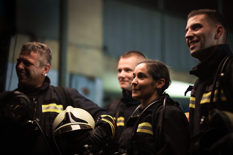 bild på kvinnliga och manliga brandmän